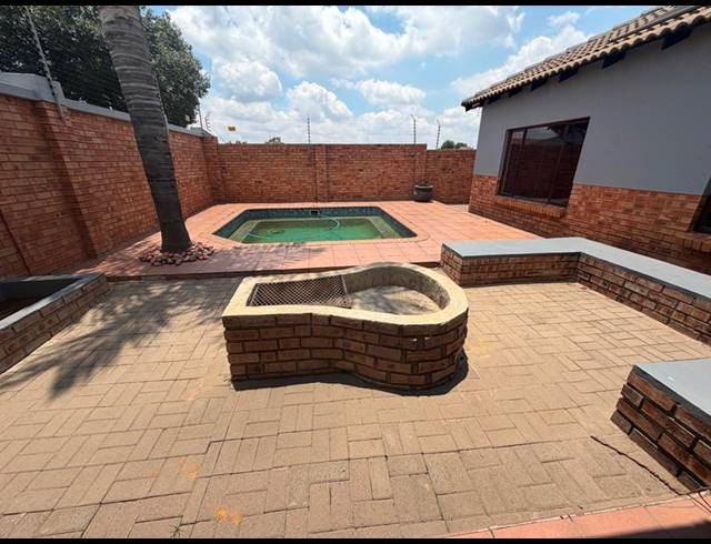 3 BEDROOM TOWNHOUSE FOR SALE IN AERORAND